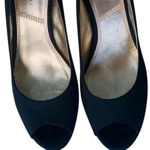 Tahari Susan Black open toe pumps size 8